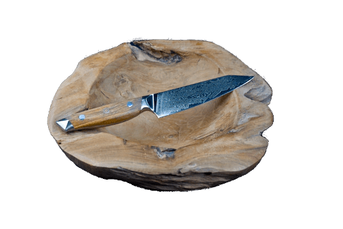 Allzweckmesser aus VG10 Stahlkern mit 67 Lagen Damaststahl und Olivenholzgriff auf Holzschale