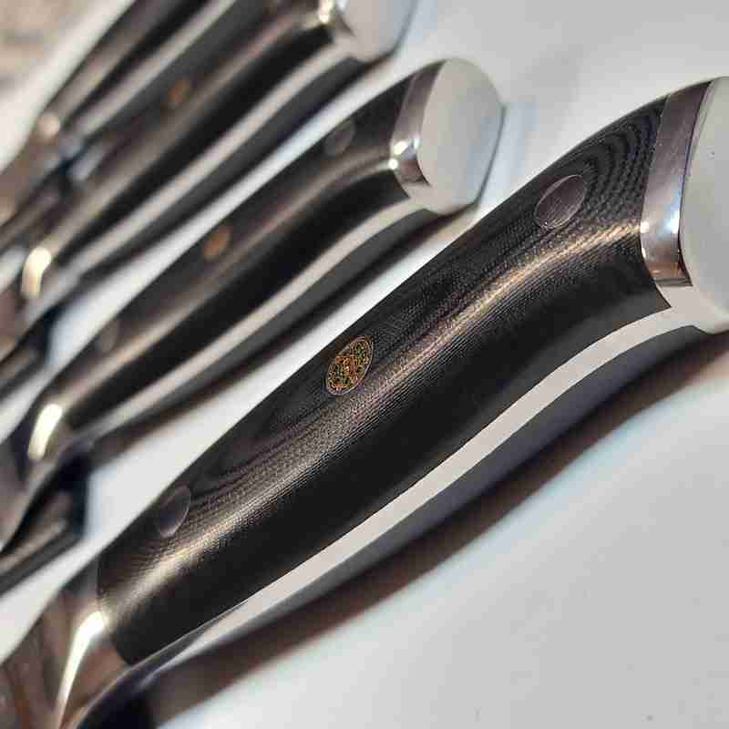G10 Messergriff in schwarz mit Detailansicht der Nieten

