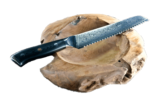 Brotmesser aus VG10 Stahlkern mit 67 Lagen Damaststahl und schwarzem G10-Griff auf Holzschale