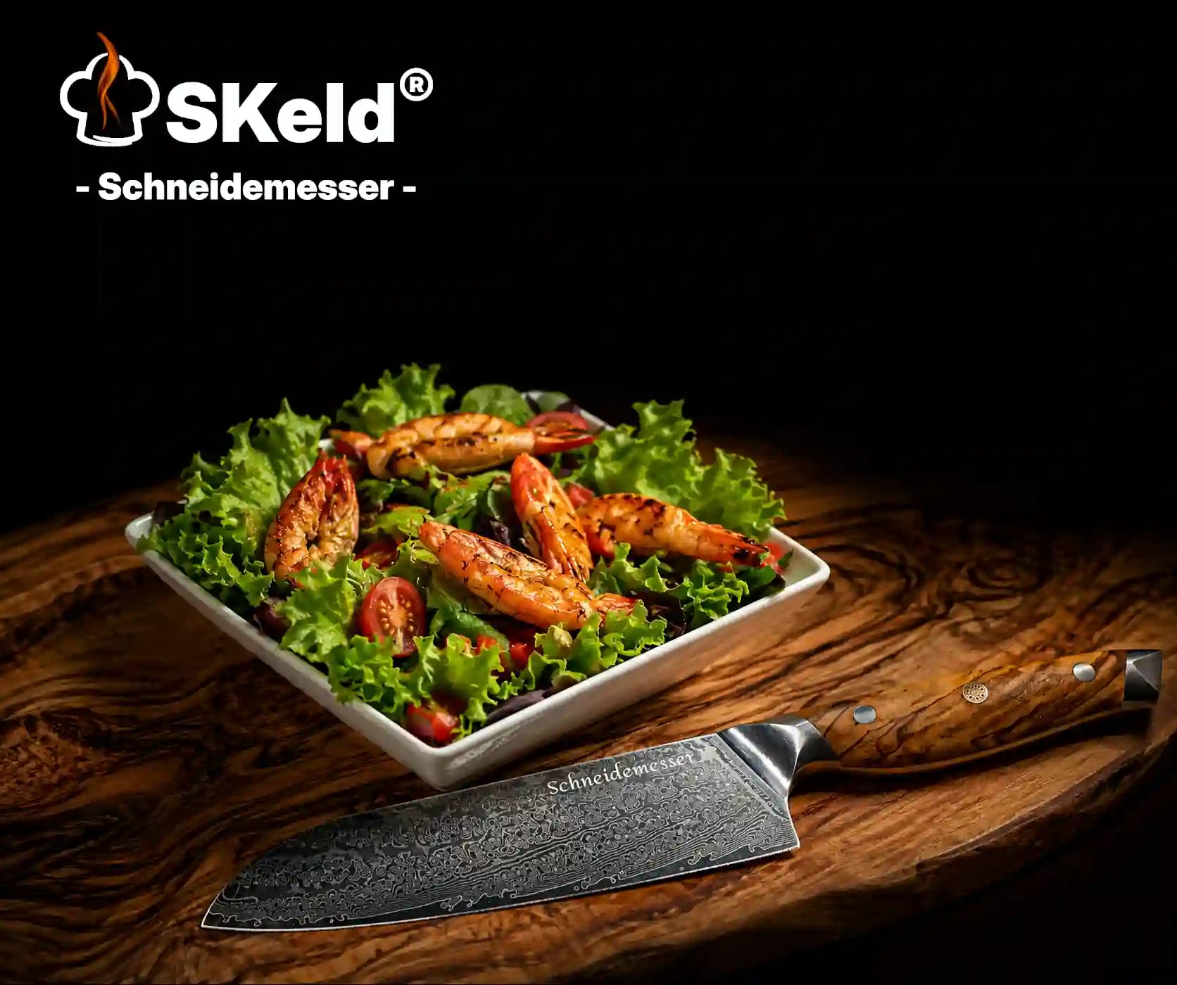 Damast Santoku-Kochmesser mit Olivenholzgriff neben einem frischen Garnelensalat auf einem Olivenholz-Schneidebrett