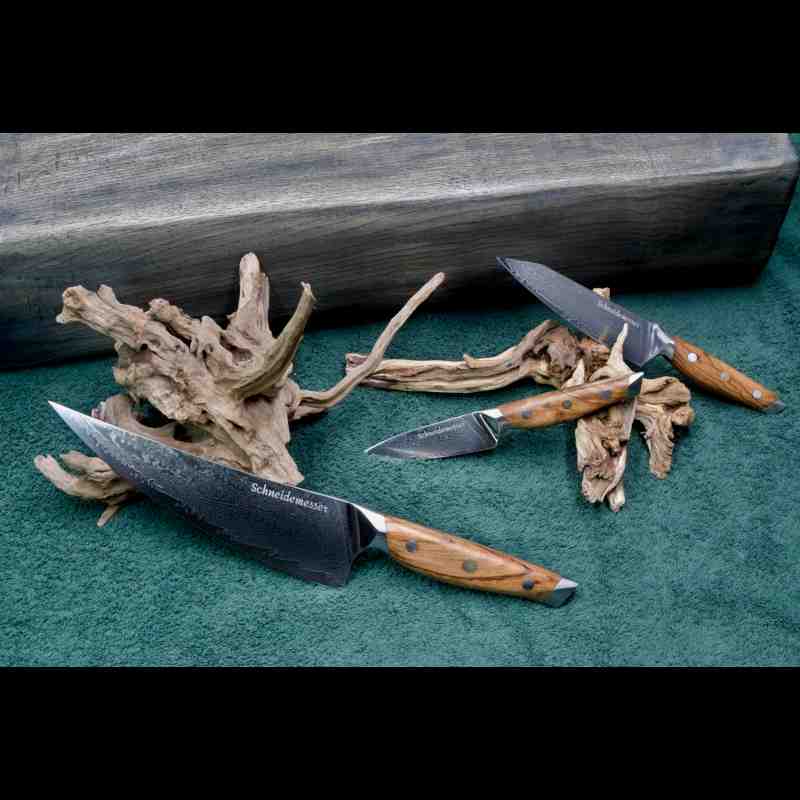 Das 3-teilige Damastmesser-Set mit VG10 Klingen aus 67 Lagen umfasst Allzweck-, Gemüse- und Kochmesser mit Olivenholzgriff.