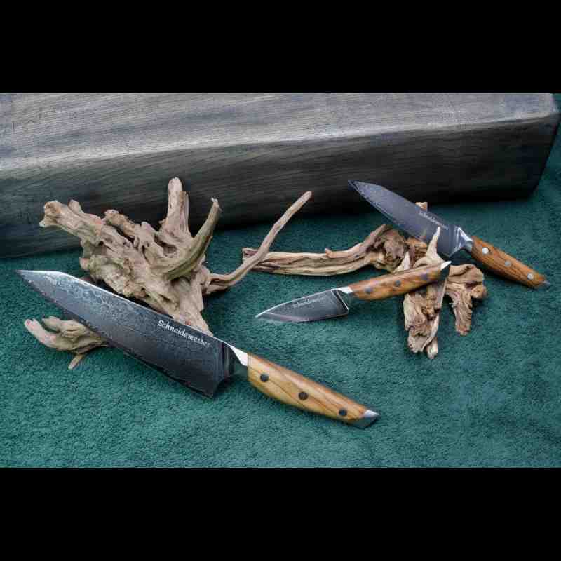Das 3-teilige Damastmesser-Set mit VG10 Klingen aus 67 Lagen umfasst Allzweck-, Gemüse- und Kiritsukemesser mit Olivenholzgriff.