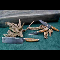 Das 3-teilige Damastmesser-Set mit VG10 Klingen aus 67 Lagen umfasst Allzweck-, Gemüse- und Nakirimesser mit Olivenholzgriff.