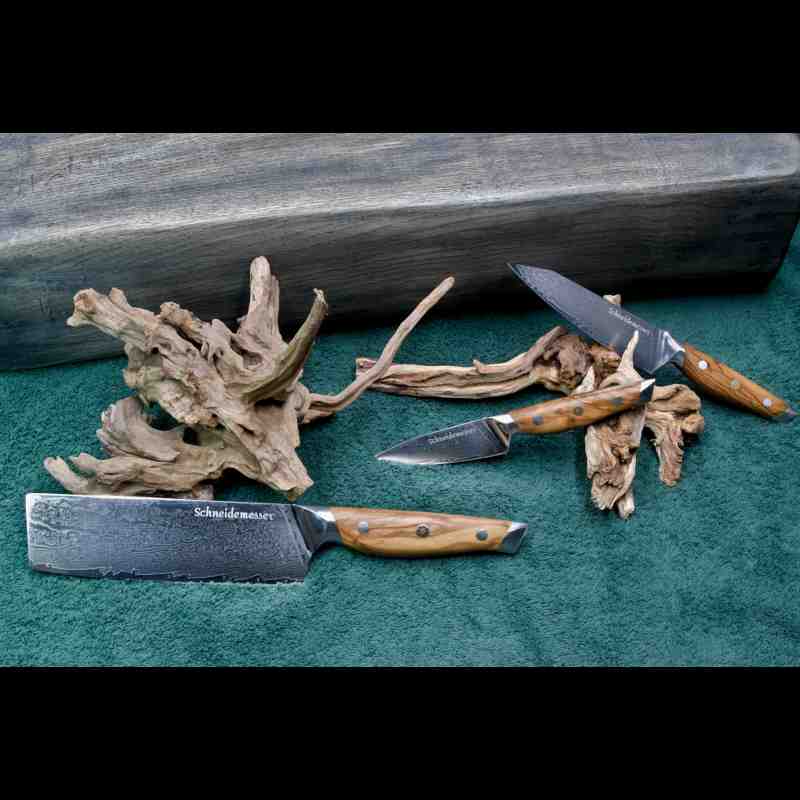 Das 3-teilige Damastmesser-Set mit VG10 Klingen aus 67 Lagen umfasst Allzweck-, Gemüse- und Nakirimesser mit Olivenholzgriff.