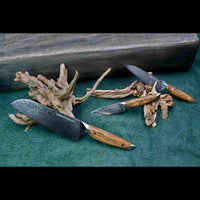 Das 3-teilige Damastmesser-Set mit VG10 Klingen aus 67 Lagen umfasst Allzweck-, Gemüse- und Santokumesser mit Olivenholzgriff.