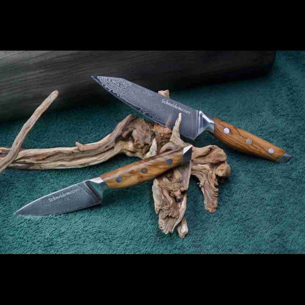 Das Damastmesser-Set umfasst immer ein Allzweckmesser und ein Gemüsemesser mit VG10 Klingen aus 67 Lagen Damaststahl.
