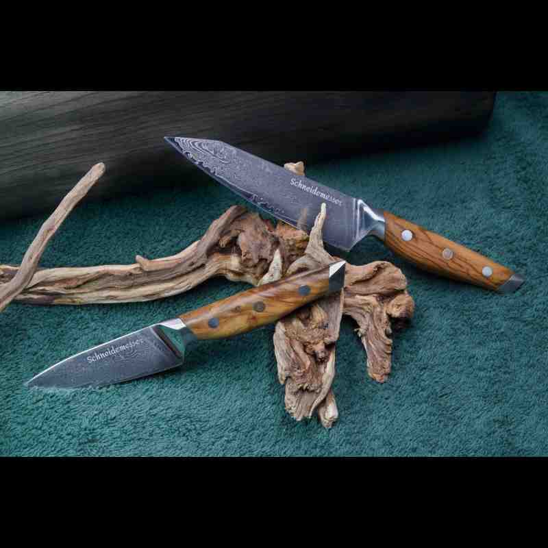 Das Damastmesser-Set umfasst immer ein Allzweckmesser und ein Gemüsemesser mit VG10 Klingen aus 67 Lagen Damaststahl.