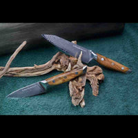 Das Damastmesser-Set umfasst immer ein Allzweckmesser und ein Gemüsemesser mit VG10 Klingen aus 67 Lagen Damaststahl.