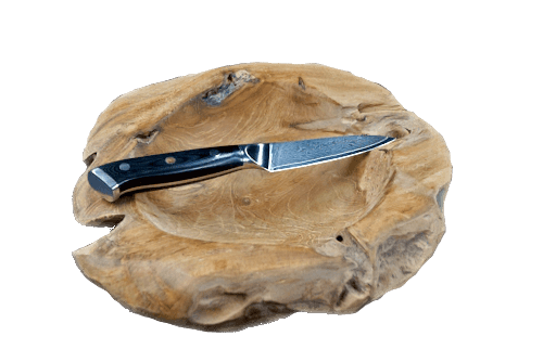 Gemüsemesser aus VG10 Stahlkern mit 67 Lagen Damaststahl und schwarzem G10-Griff auf Holzschale