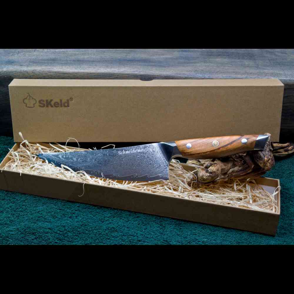 SKeld® Geschenkbox mit Holzwolle-Polsterung und Olivenholz Damast Kochmesser