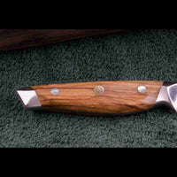 Olivenholzgriff des SKeld™ Damast Schneidemessers, ergonomisch geformt
