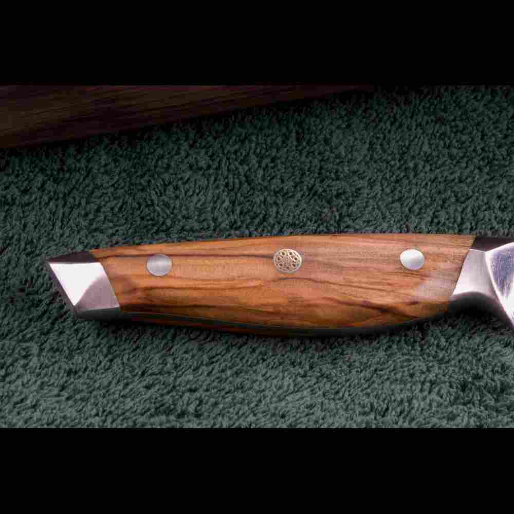 Olivenholzgriff des SKeld™ Damast Schneidemessers, ergonomisch geformt