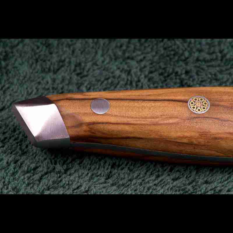Olivenholzgriff des SKeld™ Schneidemessers aus Damast, ergonomisch geformt