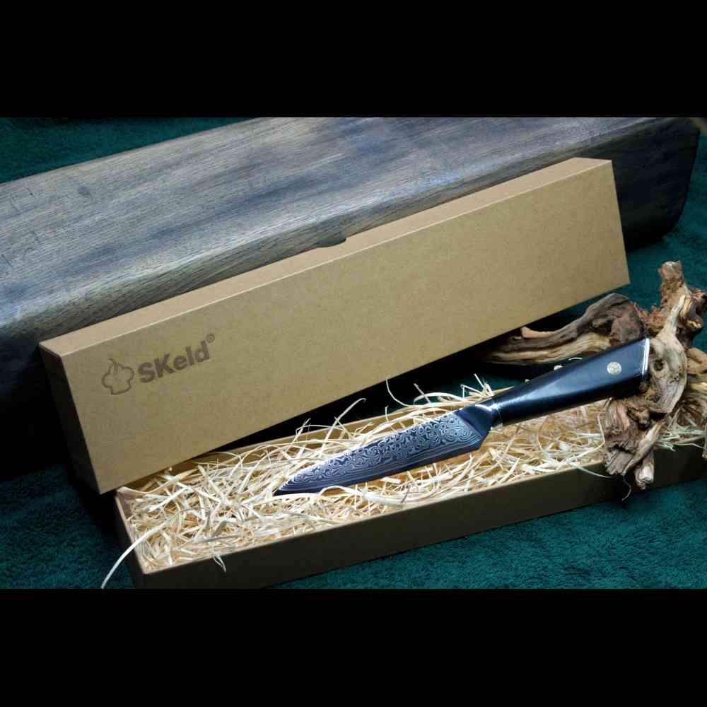SKeld® Geschenkbox mit Holzwolle-Polsterung und Damast Allzweckmesser (13 cm Klingenlänge) mit schwarzem G10-Griff