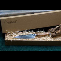 SKeld® Geschenkbox mit Holzwolle-Polsterung und Olivenholz Damast Allzweckmesser