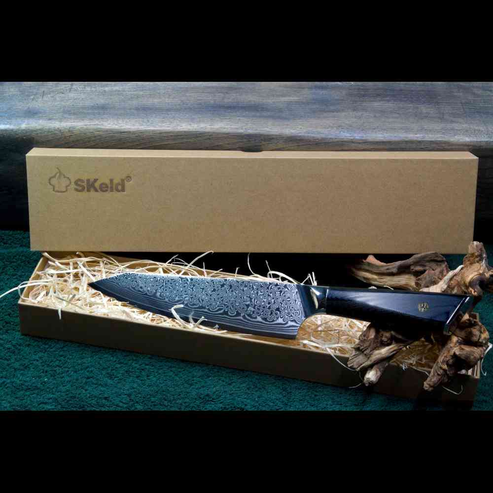 SKeld® - Schneidemesser Geschenkbox mit Holzwolle-Polsterung und Damast Kiritsukemesser mit schwarzem G10-Griff