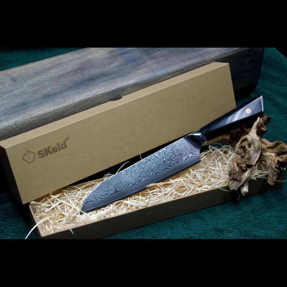 SKeld® - Schneidemesser Geschenkbox mit Holzwolle-Polsterung und Damast Santokumesser mit schwarzem G10-Griff