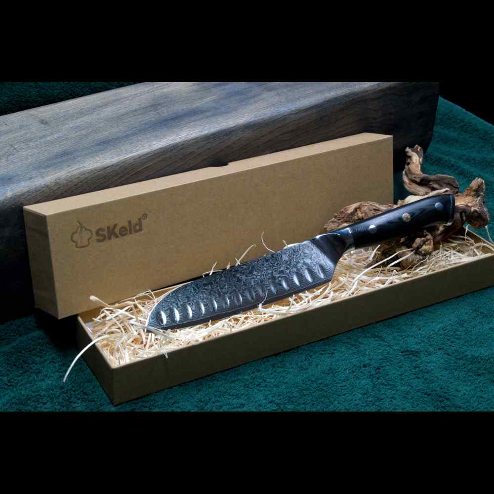 SKeld® Geschenkbox mit Holzwolle-Polsterung und Damast Santokumesser mit schwarzem G10-Griff