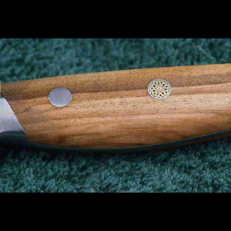 Detail des ergonomischen Olivenholzgriffs von SKeld™ Schneidemesser