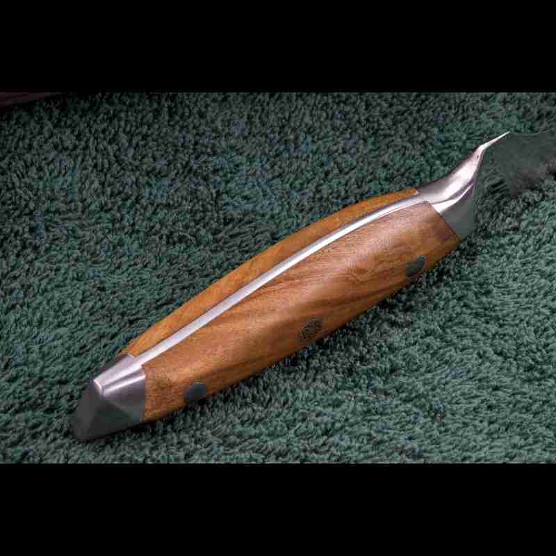 Detail des handgefertigten Olivenholzgriffs von SKeld™ Schneidemesser, Vollstahlkonstruktion
