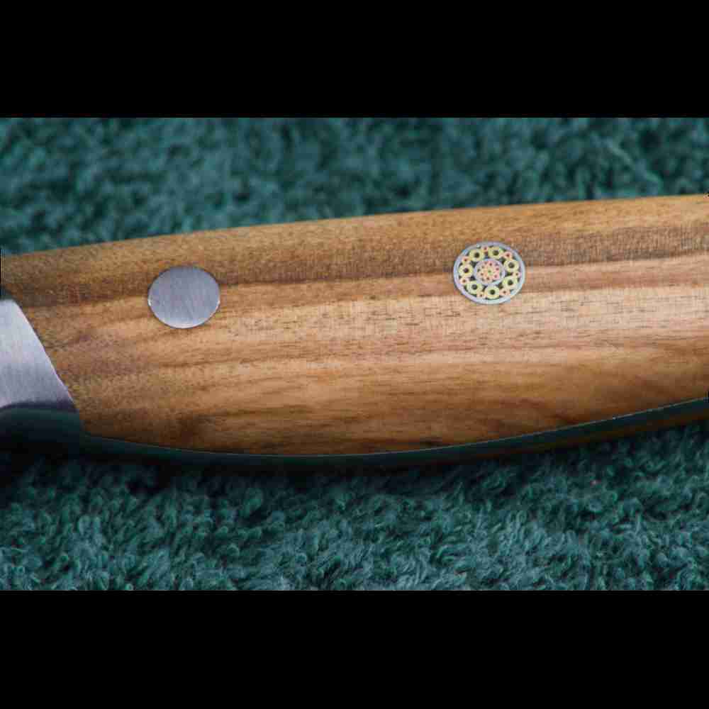 Detail des handgefertigten Olivenholzgriffs von SKeld™ Schneidemesser