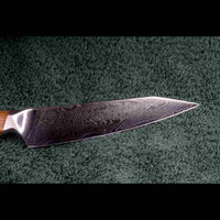 Nahaufnahme der SKeld™ - Schneidemesser, 13 cm Klinge mit sichtbarer Damaststruktur