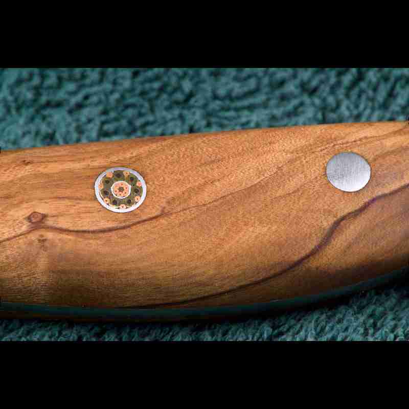 Olivenholzgriff des SKeld™ Schneidemesser - Brotmesser aus Damast, ergonomisch geformt