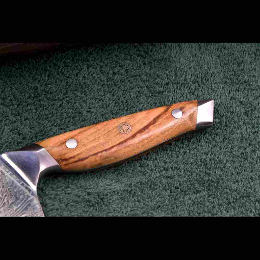 Detail des hochwertigen Olivenholzgriffs vom SKeld™ - Schneidemesser - Damast Kochmesser