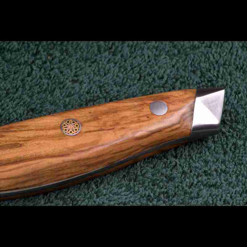 Detail des hochwertigen Olivenholzgriffs vom SKeld™ - Schneidemesser - Santokumesser