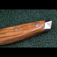 Detail des hochwertigen Olivenholzgriffs vom SKeld™ - Schneidemesser - Santokumesser